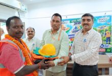 : अकबरपुर नगर पालिका परिसर में सफाई मित्रों को सुरक्षा किट वितरित करते अधिकारी