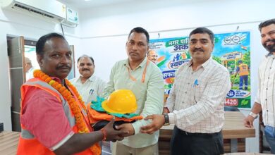 : अकबरपुर नगर पालिका परिसर में सफाई मित्रों को सुरक्षा किट वितरित करते अधिकारी