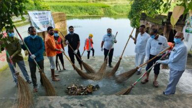अकबरपुर के शिवाला घाट पर स्वच्छता ही सेवा अभियान के तहत सफाई करते नगर पालिका कर्मचारी और स्थानीय लोग।