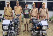 अकबरपुर पुलिस द्वारा गिरफ्तार वाहन चोरी का आरोपी और बरामद दो मोटरसाइकिल।