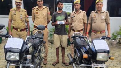 अकबरपुर पुलिस द्वारा गिरफ्तार वाहन चोरी का आरोपी और बरामद दो मोटरसाइकिल।