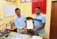 आलापुर में बिजली कटौती की शिकायत को लेकर अधिशासी अभियंता को पत्र सौंपते लोग।