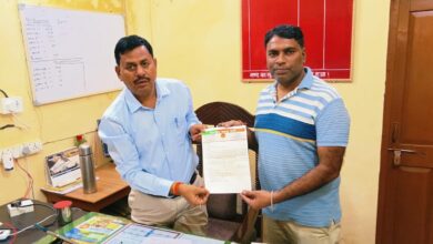 आलापुर में बिजली कटौती की शिकायत को लेकर अधिशासी अभियंता को पत्र सौंपते लोग।