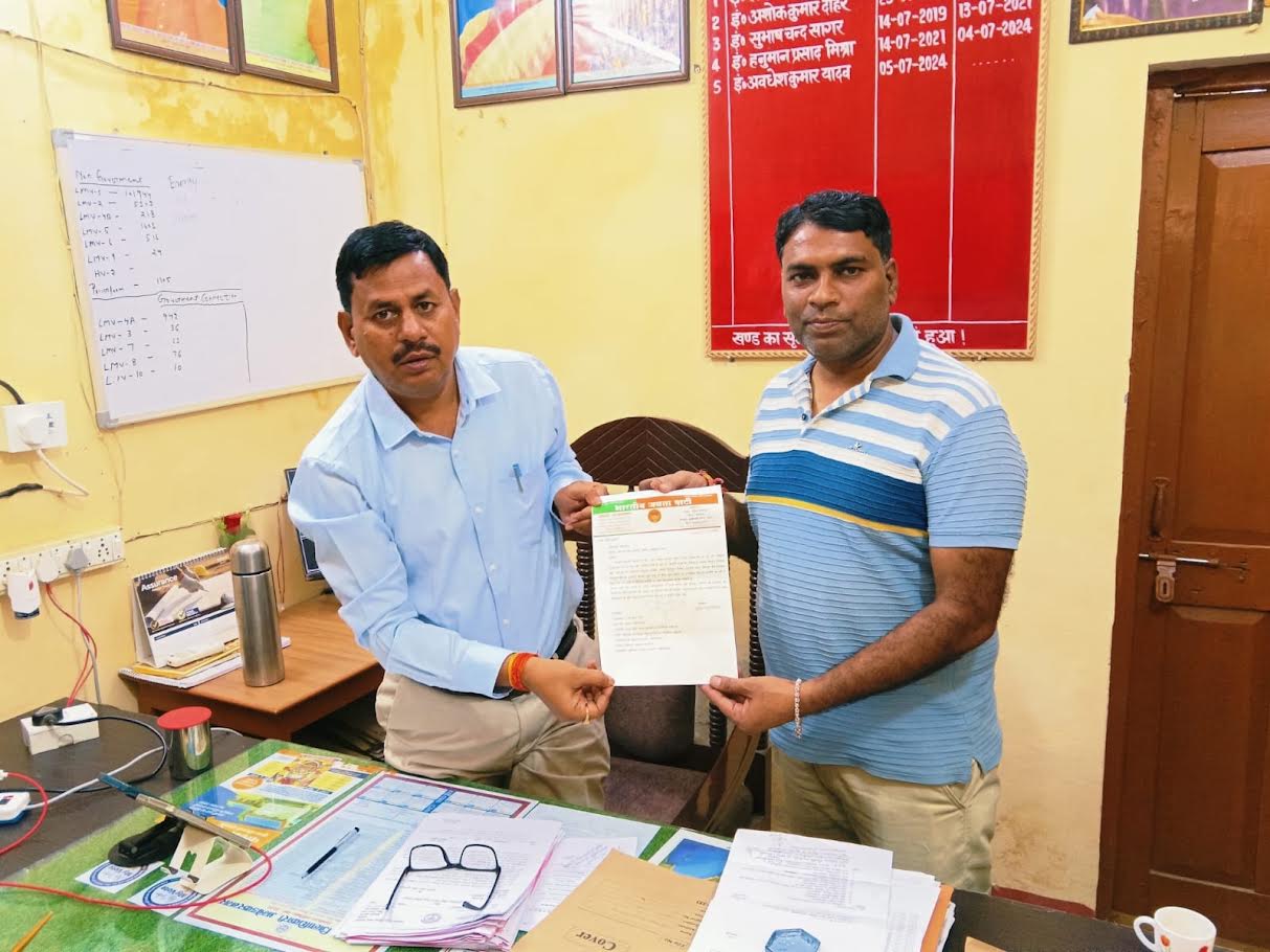 आलापुर में बिजली कटौती की शिकायत को लेकर अधिशासी अभियंता को पत्र सौंपते लोग।