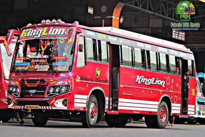 अम्बेडकरनगर के आलापुर क्षेत्र में सड़क पर चलती निजी बसें