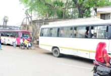 अम्बेडकरनगर के आलापुर क्षेत्र में सड़क पर चलती निजी बसें