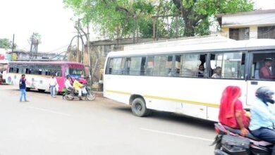 अम्बेडकरनगर के आलापुर क्षेत्र में सड़क पर चलती निजी बसें