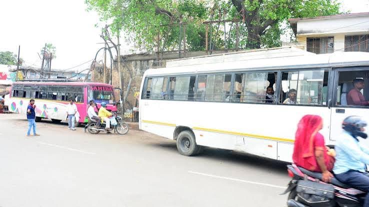 अम्बेडकरनगर के आलापुर क्षेत्र में सड़क पर चलती निजी बसें