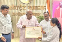 अंबेडकरनगर में 49 स्वास्थ्यकर्मियों को नियुक्ति पत्र वितरित करते जनप्रतिनिधि