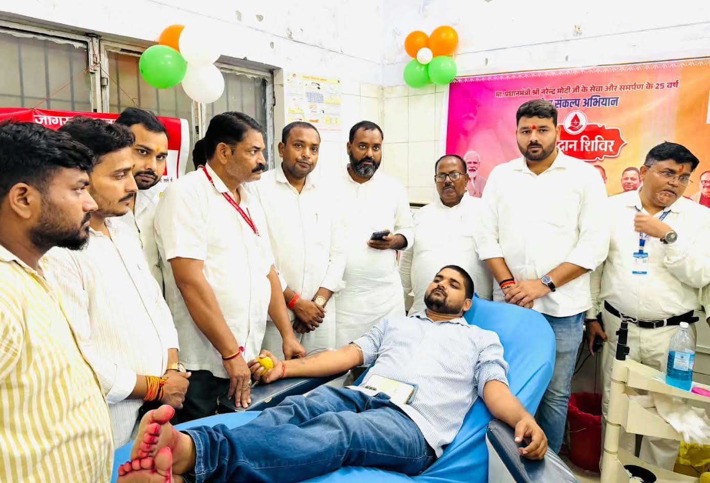 अंबेडकरनगर जिला चिकित्सालय में प्रधानमंत्री नरेंद्र मोदी के जन्मदिन पर मरीजों को फल वितरित करते भाजपा कार्यकर्ता।