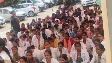 अंबेडकरनगर में सीएमओ कार्यालय पर मांगों को लेकर धरना देते सामुदायिक स्वास्थ्य अधिकारी।
