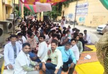 अंबेडकरनगर में बकाया भुगतान की मांग को लेकर सीएमओ कार्यालय पर धरना देते कम्युनिटी हेल्थ ऑफिसर