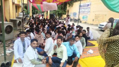 अंबेडकरनगर में बकाया भुगतान की मांग को लेकर सीएमओ कार्यालय पर धरना देते कम्युनिटी हेल्थ ऑफिसर