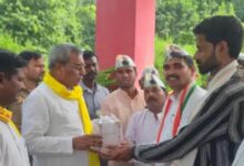 अंबेडकरनगर में UPI MDR के विरोध में प्रदर्शन करते कांग्रेस कार्यकर्ता और प्रभारी मंत्री को पूजन सामग्री सौंपते पदाधिकारी।