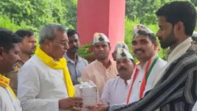 अंबेडकरनगर में UPI MDR के विरोध में प्रदर्शन करते कांग्रेस कार्यकर्ता और प्रभारी मंत्री को पूजन सामग्री सौंपते पदाधिकारी।