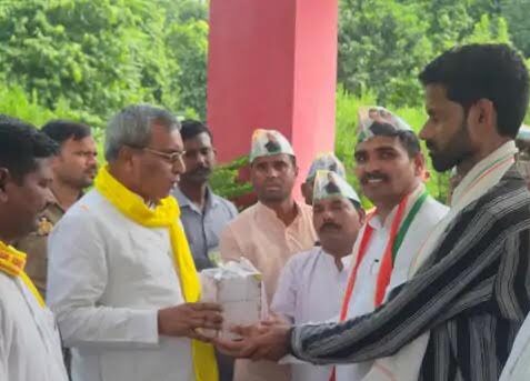 अंबेडकरनगर में UPI MDR के विरोध में प्रदर्शन करते कांग्रेस कार्यकर्ता और प्रभारी मंत्री को पूजन सामग्री सौंपते पदाधिकारी।