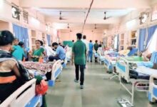 अंबेडकरनगर के सामुदायिक स्वास्थ्य केंद्र में डेंगू मरीजों के लिए आरक्षित बेड।