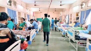 अंबेडकरनगर के सामुदायिक स्वास्थ्य केंद्र में डेंगू मरीजों के लिए आरक्षित बेड।