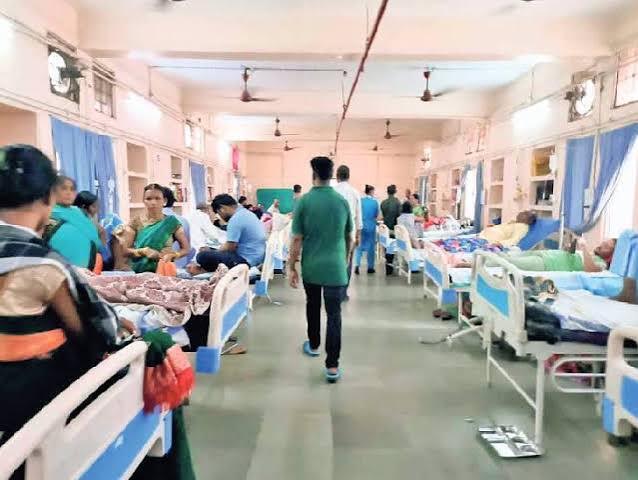 अंबेडकरनगर के सामुदायिक स्वास्थ्य केंद्र में डेंगू मरीजों के लिए आरक्षित बेड।