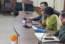 अंबेडकरनगर में वित्तीय वर्ष 2026-27 की विकास कार्ययोजना को लेकर बैठक में मौजूद अधिकारी।