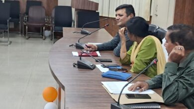 अंबेडकरनगर में वित्तीय वर्ष 2026-27 की विकास कार्ययोजना को लेकर बैठक में मौजूद अधिकारी।