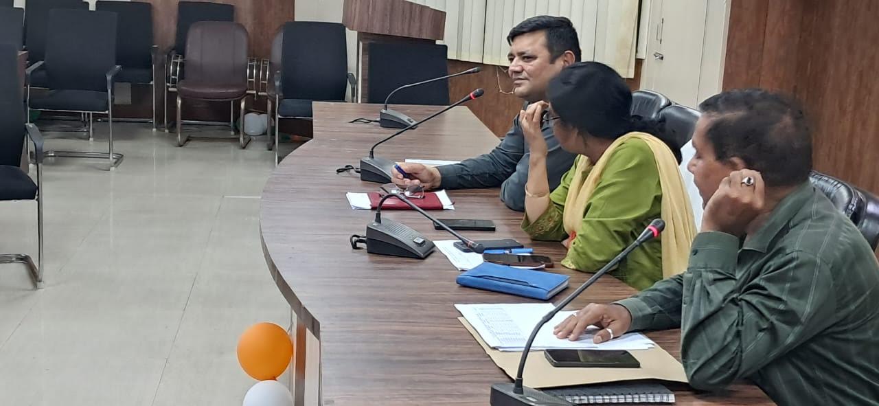 अंबेडकरनगर में वित्तीय वर्ष 2026-27 की विकास कार्ययोजना को लेकर बैठक में मौजूद अधिकारी।