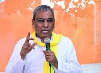 अंबेडकरनगर में विकास कार्यों की समीक्षा करते प्रभारी मंत्री ओमप्रकाश राजभर और अधिकारी