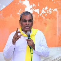 अंबेडकरनगर में विकास कार्यों की समीक्षा करते प्रभारी मंत्री ओमप्रकाश राजभर और अधिकारी
