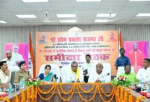 अंबेडकरनगर में विकास कार्यों की समीक्षा बैठक के दौरान अधिकारी और प्रभारी मंत्री