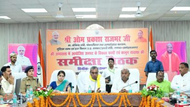 अंबेडकरनगर में विकास कार्यों की समीक्षा बैठक के दौरान अधिकारी और प्रभारी मंत्री