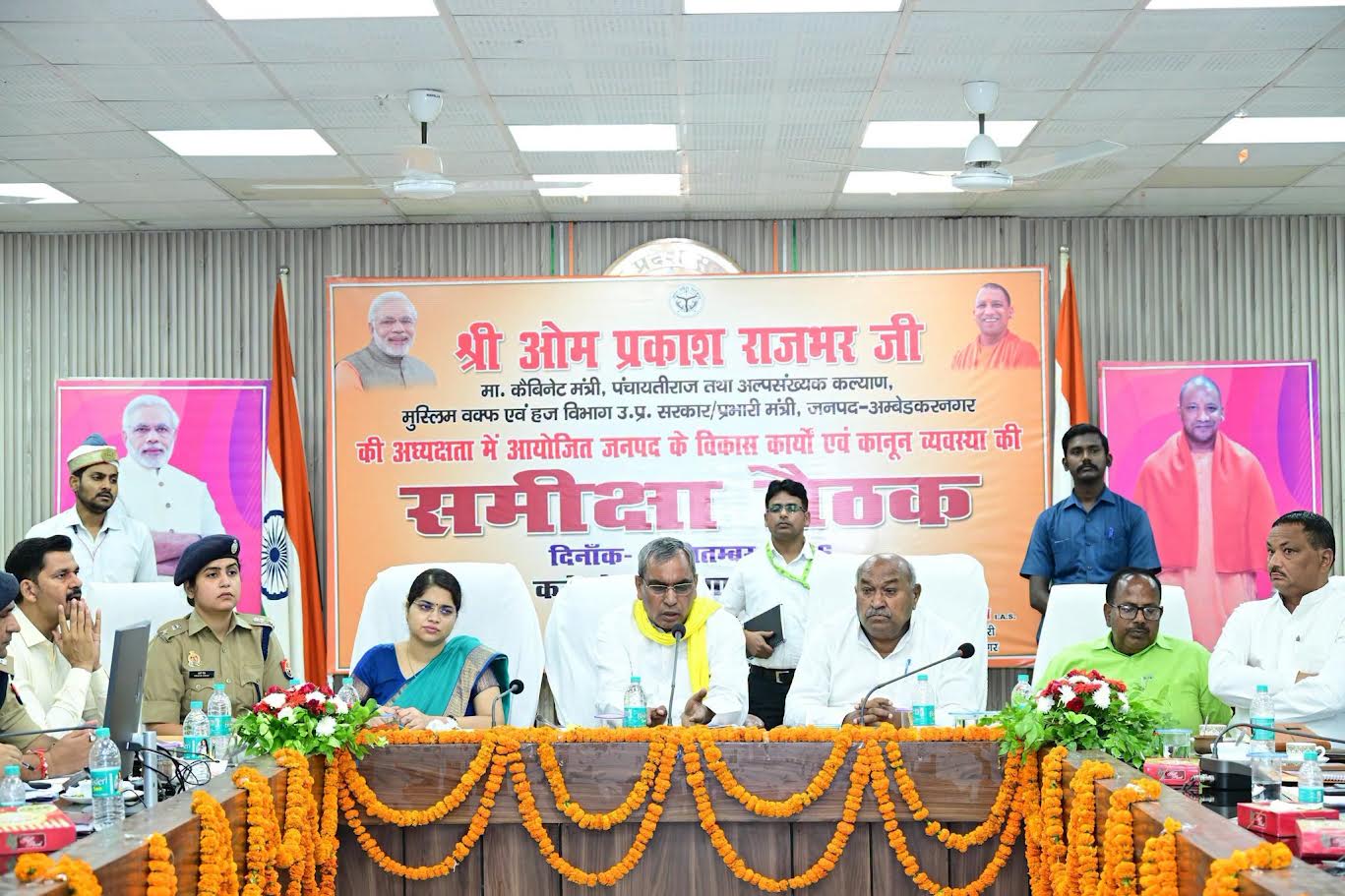 अंबेडकरनगर में विकास कार्यों की समीक्षा बैठक के दौरान अधिकारी और प्रभारी मंत्री