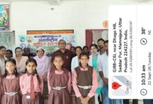 अंबेडकरनगर मेडिकल कॉलेज के ईएनटी कैंप में बच्चों की कान जांच करते डॉक्टर