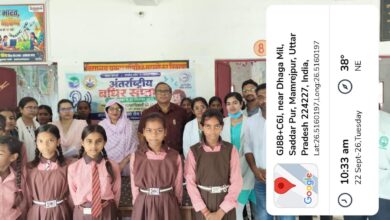 अंबेडकरनगर मेडिकल कॉलेज के ईएनटी कैंप में बच्चों की कान जांच करते डॉक्टर