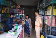 अंबेडकरनगर में आतिशबाजी दुकान और गोदाम की जांच करते अधिकारी।