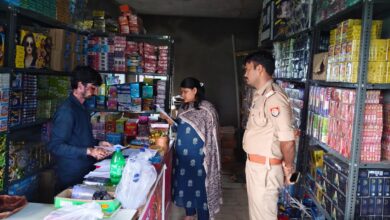 अंबेडकरनगर में आतिशबाजी दुकान और गोदाम की जांच करते अधिकारी।