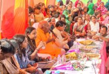 अंबेडकरनगर में ग्राम चौपाल के दौरान ग्रामीणों की समस्याएं सुनते अधिकारी और जनप्रतिनिधि।