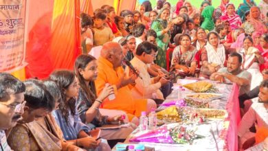 अंबेडकरनगर में ग्राम चौपाल के दौरान ग्रामीणों की समस्याएं सुनते अधिकारी और जनप्रतिनिधि।