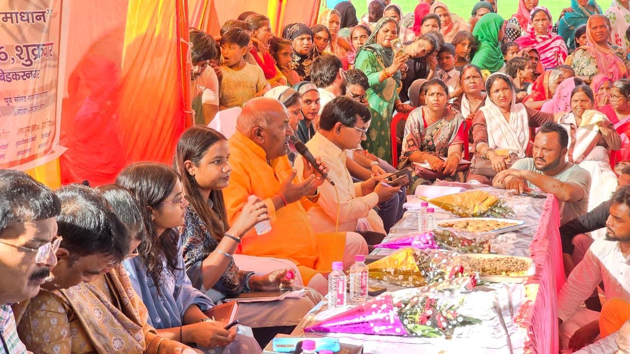 अंबेडकरनगर में ग्राम चौपाल के दौरान ग्रामीणों की समस्याएं सुनते अधिकारी और जनप्रतिनिधि।