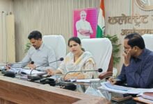 अंबेडकरनगर में जिला स्वास्थ्य समिति की बैठक के दौरान स्वास्थ्य योजनाओं की समीक्षा करते अधिकारी