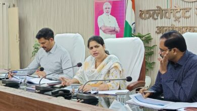 अंबेडकरनगर में जिला स्वास्थ्य समिति की बैठक के दौरान स्वास्थ्य योजनाओं की समीक्षा करते अधिकारी
