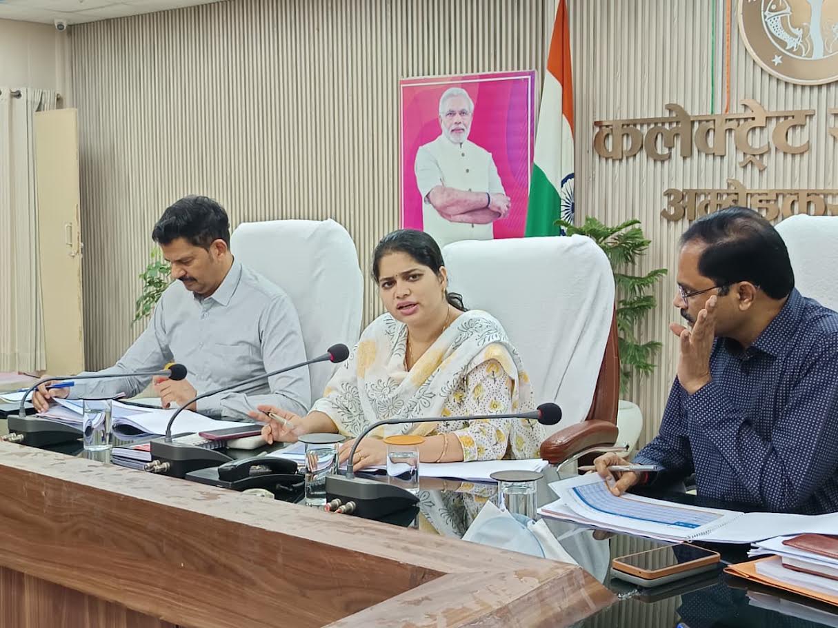अंबेडकरनगर में जिला स्वास्थ्य समिति की बैठक के दौरान स्वास्थ्य योजनाओं की समीक्षा करते अधिकारी