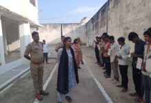 : अंबेडकरनगर जिला कारागार में विधिक साक्षरता शिविर के दौरान बंदियों को जानकारी देती जिला विधिक सेवा प्राधिकरण की सचिव नीलम वर्मा।