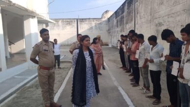 : अंबेडकरनगर जिला कारागार में विधिक साक्षरता शिविर के दौरान बंदियों को जानकारी देती जिला विधिक सेवा प्राधिकरण की सचिव नीलम वर्मा।