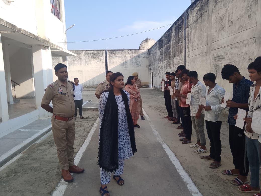 : अंबेडकरनगर जिला कारागार में विधिक साक्षरता शिविर के दौरान बंदियों को जानकारी देती जिला विधिक सेवा प्राधिकरण की सचिव नीलम वर्मा।