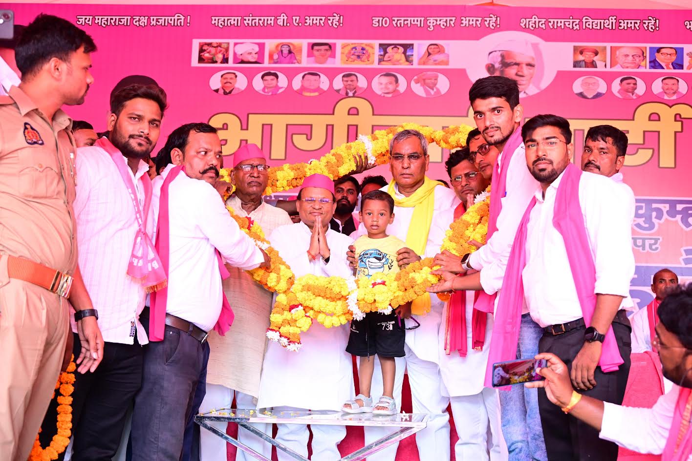 अंबेडकरनगर में जन अधिकार महारैली को संबोधित करते पंचायती राज मंत्री ओम प्रकाश राजभर।