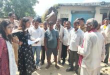 बरियावन-किछौछा मार्ग पर क्षतिग्रस्त मकान-दुकानों का निरीक्षण करते प्रशासनिक अधिकारी