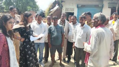 बरियावन-किछौछा मार्ग पर क्षतिग्रस्त मकान-दुकानों का निरीक्षण करते प्रशासनिक अधिकारी