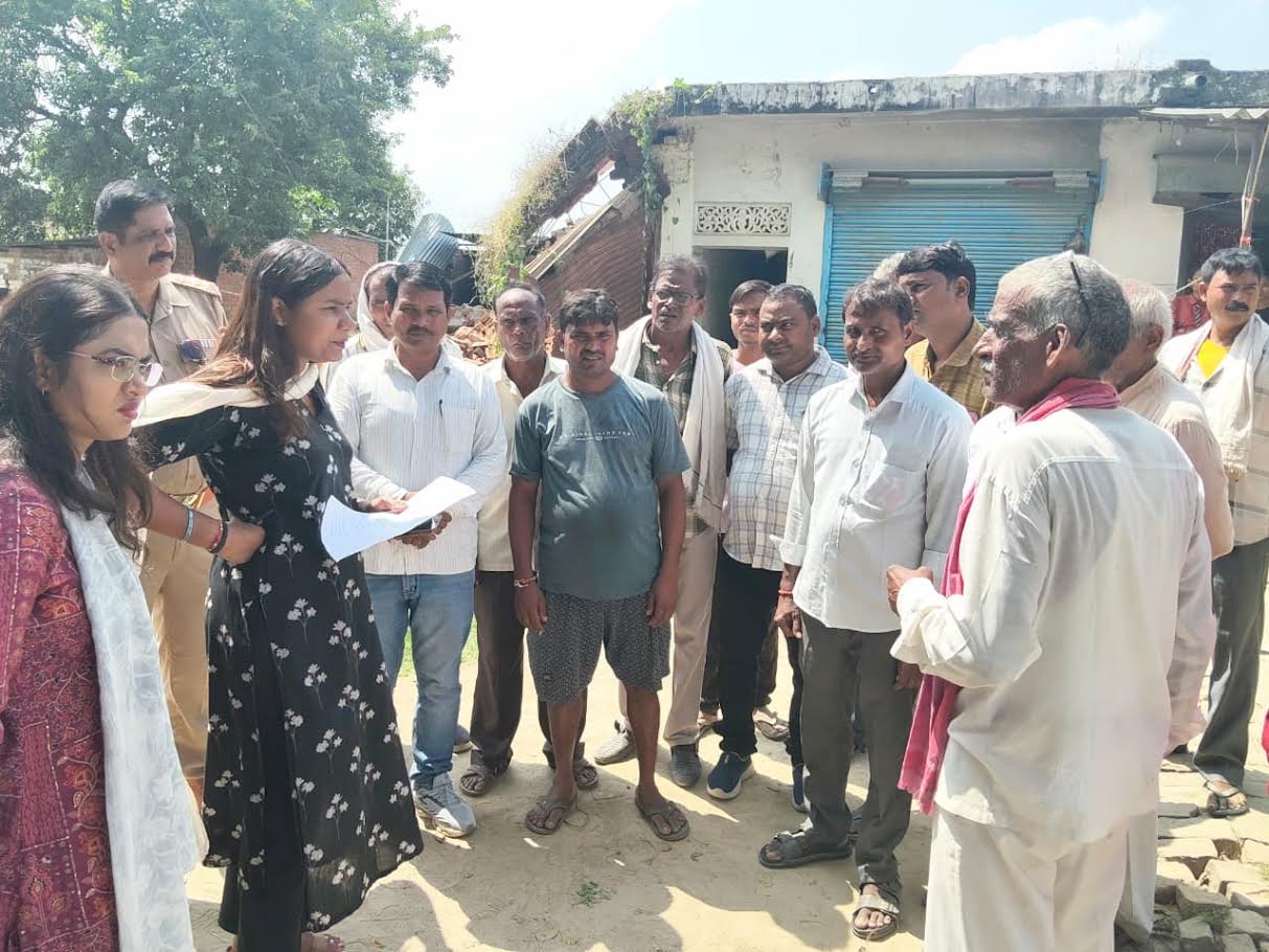 बरियावन-किछौछा मार्ग पर क्षतिग्रस्त मकान-दुकानों का निरीक्षण करते प्रशासनिक अधिकारी