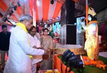 अंबेडकरनगर पुलिस लाइन मंदिर में कृष्ण जन्माष्टमी के दौरान सजे मंदिर और श्रद्धालुओं का दृश्य