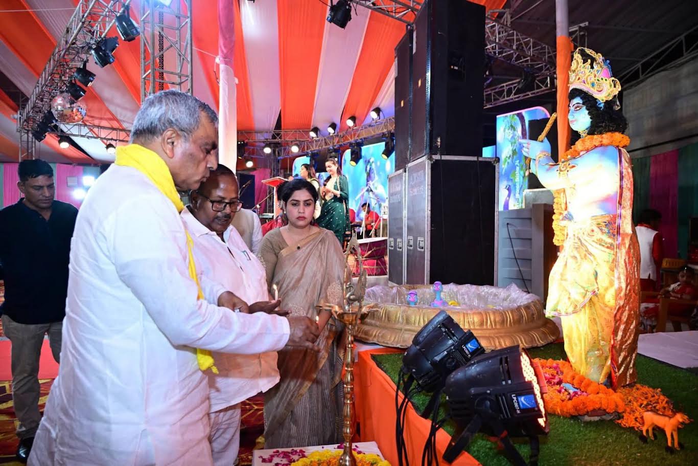 अंबेडकरनगर पुलिस लाइन मंदिर में कृष्ण जन्माष्टमी के दौरान सजे मंदिर और श्रद्धालुओं का दृश्य